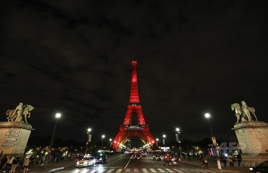 トランプ （エッフェル塔、CNN、BEE） Eiffel Tower briefly evacuated