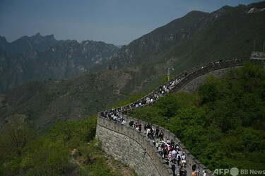 中国「万里の長城」に掘削機で穴、2人拘束 写真2枚 国際ニュース