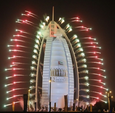 ダブルの祝い事で花火も2倍？ドバイで盛大な花火ショー開催