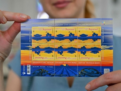 ロシア戦車を引っ張るトラクター、ウクライナの切手に