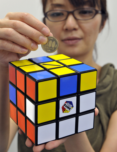 1面そろえると取り出せる、ルービックキューブの貯金箱