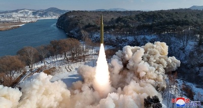 北朝鮮、ミサイル発射実験に成功 極超音速型