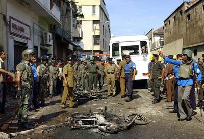 スリランカ・コロンボで軍の車両に自爆テロ、2人死亡