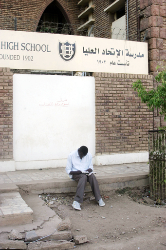 テディベアに「ムハンマド」で禁固刑の英国人教師、釈放され帰国の途に