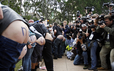 お尻丸出しで反ブッシュキャンペーン