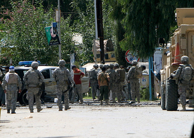 アフガンで自爆攻撃、情報機関幹部が標的 23人死亡