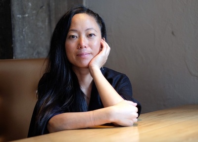 スピーカードレスを通して音楽の感情を伝える作曲家パウチ・ササキ