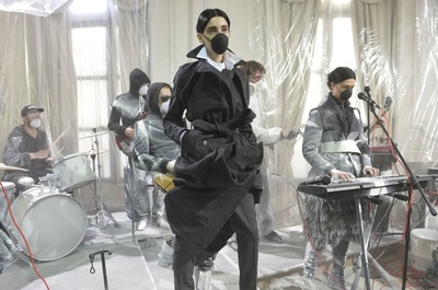 バンド演奏やライブペンティングも、「A.F.ヴァンデヴォースト」15/16秋冬