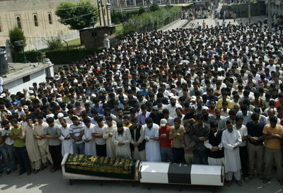 インド・カシミール地方、13日も抗議デモ 警官隊と衝突