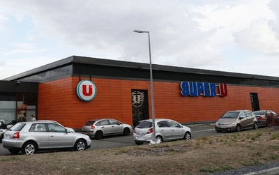 パリ近郊のスーパーで発砲、2人重傷 テロの疑いなし