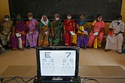 ファストフード方式の眼科治療、数百万人が視力回復 インド