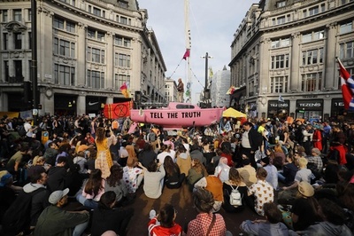 英ロンドン、気候変動の危険性訴えるデモで市内交通まひ 400人以上逮捕