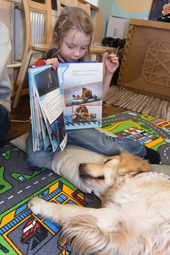 「犬への読み聞かせ」で子どもの自信向上、エストニア