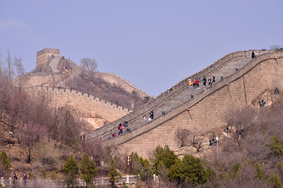 万里の長城の観光が一部再開 マスク着用、1m間隔を義務づけ