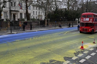 ロシア大使館前の道、ウクライナ国旗色に 英ロンドン