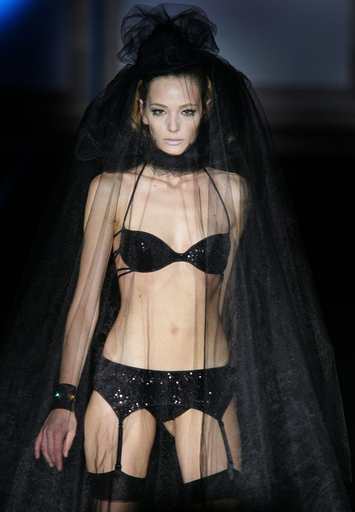 ＜08/09年秋冬パサレラ・シベレス＞アンドレ・サルダ、新作を発表