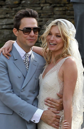 ケイト・モス、ガリアーノのウエディングドレスで挙式