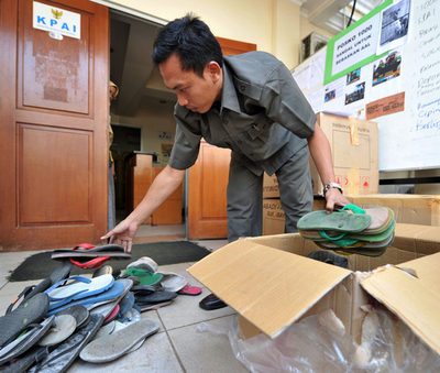 15歳有罪は「警察の横暴」、サンダル1200足で抗議 インドネシア