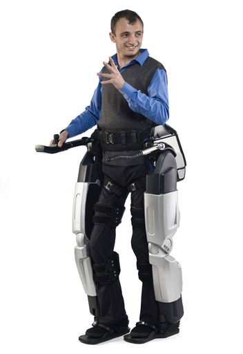 下半身不随の人の歩行支援する「ロボット脚」、世界で初開発