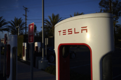 米でテスラ車が木に衝突・炎上、2人死亡 運転席は無人か