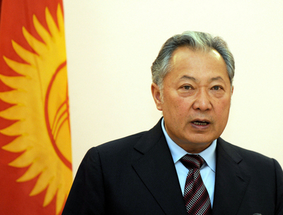 政変で失脚のキルギス前大統領、辞任を否定
