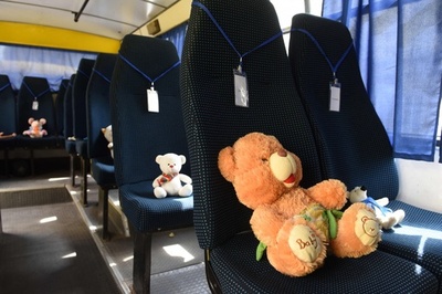 スクールバスにぬいぐるみ243体 亡くなった子どもを象徴 ウクライナ