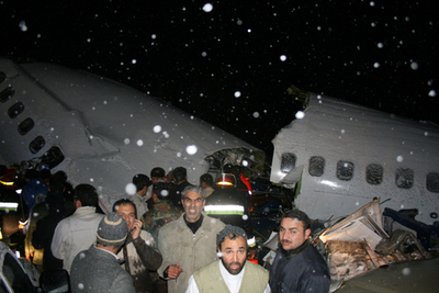 イラン北西部で旅客機が墜落、72人死亡 悪天候が原因か