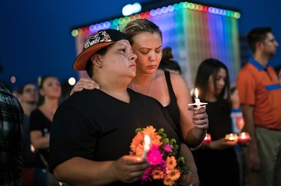米オーランド銃乱射、現地で犠牲者の追悼集会