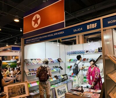 北京国際図書展に北朝鮮ブース出展…陶磁器や記念バッジなど土産品も販売