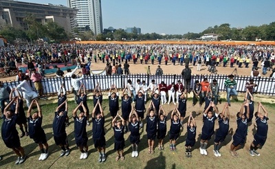 インドで全国一斉ヨガ、指導者の生誕150年を記念