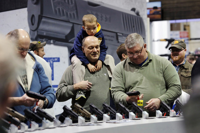 米国人と銃、密接で複雑な関係性