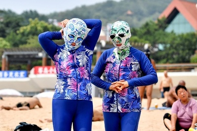 【今日の1枚】全身覆ってもビーチは最高 中国