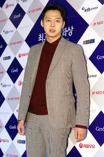 JYJユチョンとチョン・ウヒ、映画賞の授賞式に出席