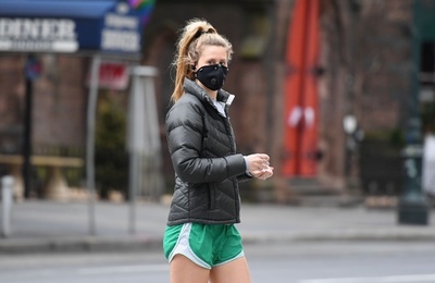 米国の新型コロナ死者、1日で1200人以上増え9633人に