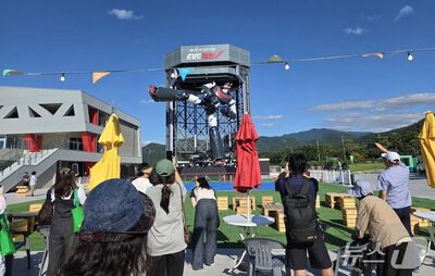 高さ12メートルの巨大人型ロボット「テコンV」、韓国でお披露目…テコンドーの型を華麗に実演