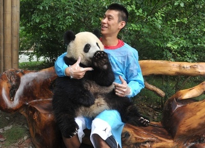 ジェレミー・リン、中国・四川でパンダと写真撮影