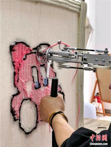 中国の若者がハマる「タフティング」や「流体熊」 気軽なストレス解消法