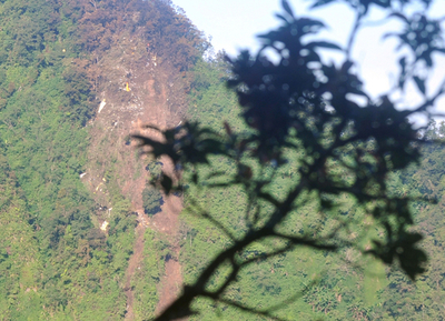 ロシア旅客機墜落、12人の遺体を発見 インドネシア