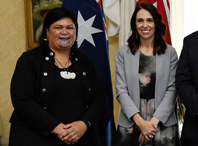 NZ新内閣 副首相に初の同性愛者、外相は顔に入れ墨のマオリ女性