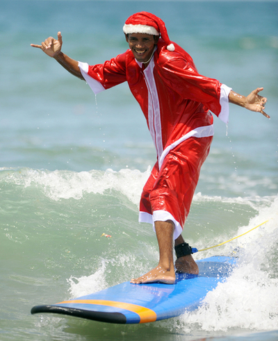 サンタクロースがいっぱい！世界各地のサンタに扮した人びと