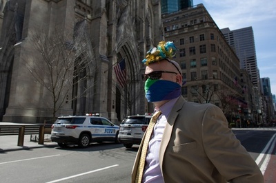 NY州「最悪脱した」と知事 コロナ死者、1万人超える