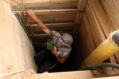 イスラエル軍、ガザ-エジプト境界の密輸トンネルを空爆 目撃者証言