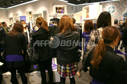 Jimmy Choo for H&M発売開始、約3000人が行列 Jimmy Choo for H&M発売開始、約3000人が行列