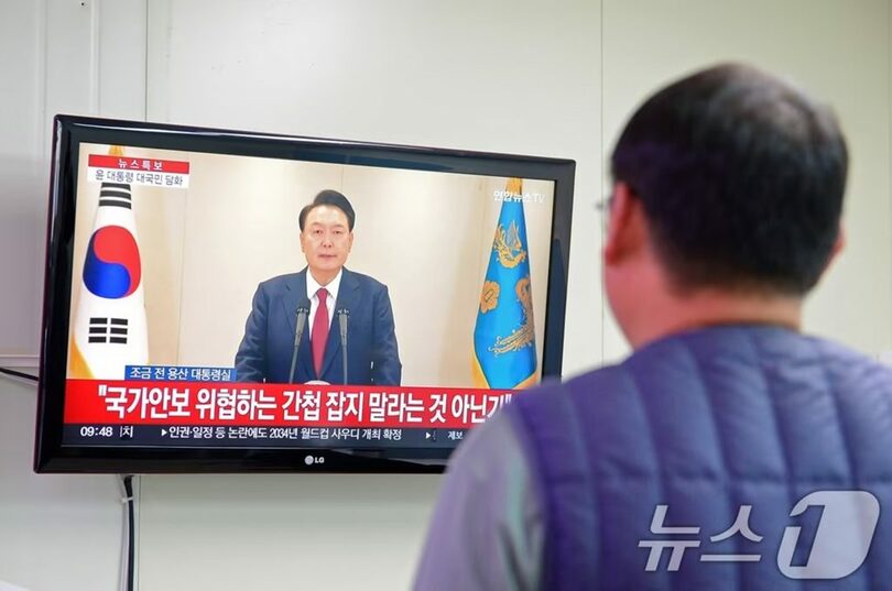 2024年12月12日、韓国・光州市東区の事務所でユン・ソンニョル（尹錫悦）大統領（当時）の国民向け談話を見る市民(c)news1