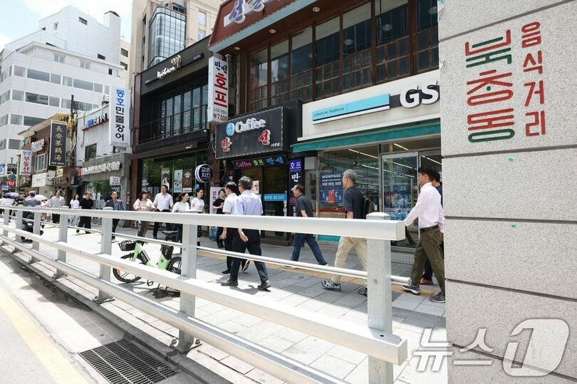 9人が死亡したソウル・市庁駅逆走事故現場に設置された防護フェンス(c)news1