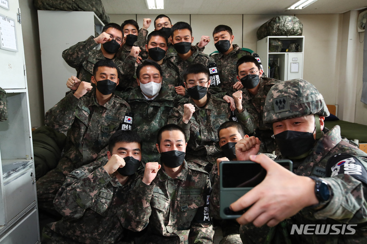 昨年12月20日、韓国江原道鉄原郡の陸軍第3師団を訪問し、兵士と記念撮影をするユン・ソンヨル（尹錫悦）氏（中央付近の白マスク）(c)NEWSIS