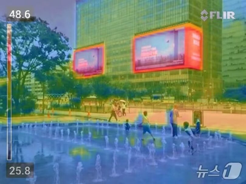 ソウル・光化門広場を撮影した熱画像。床噴水は温度が低く青色、建物の大型ビジョンは高温のため赤色で表示されている＝2026年7月13日(c)news1