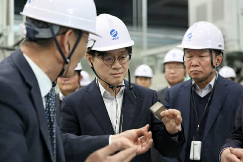 5日、成林先端産業玄風工場を訪問し、レアアースで作られた磁石を見るキム・ジョングァン（金正官）産業通商資源相（中央）(c)KOREA WAVE