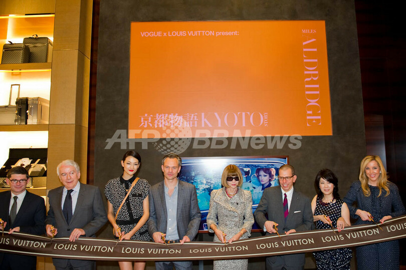 「ルイ・ヴィトン」がFNOにあわせて写真展開催、テープカットにはアナ編集長や冨永愛も