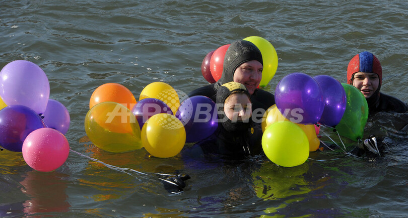 気温-7度、ドナウ川で欧州最大の寒中水泳大会